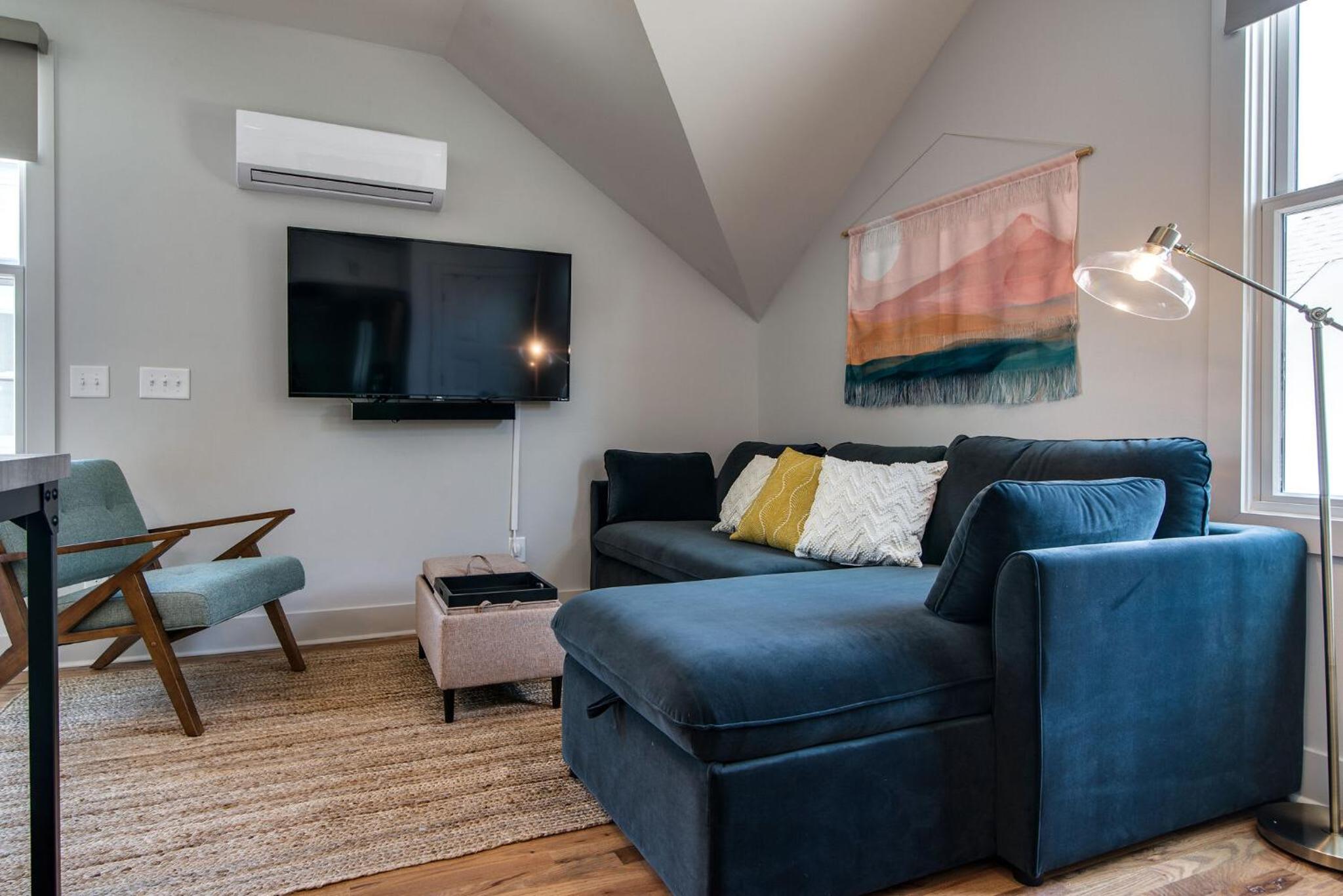 Modern East Nashville Gem, Walk to Local Favorites, Cozy Den, Workspace & Smart TVs, Fully Equipped Kitchen, Garage & Fast WiFi, Near Mas Tacos, Rosepepper view 4