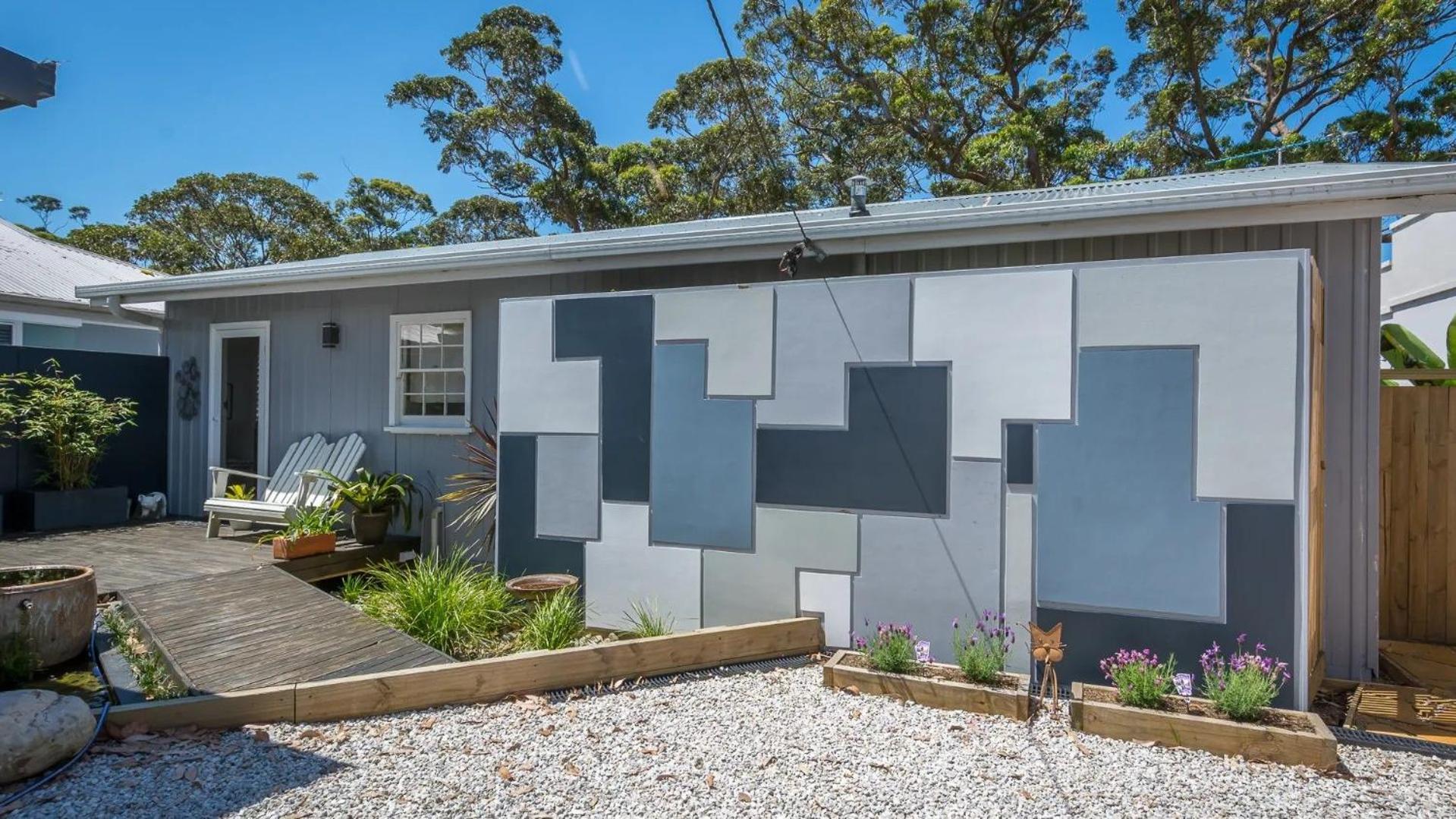 Beachfront- The Art Cottage- Pet Friendly