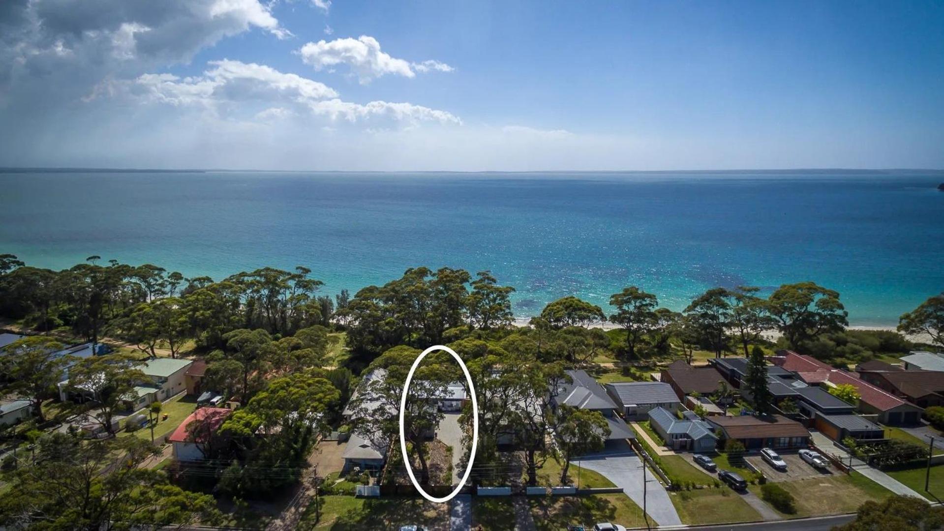 Beachfront- The Art Cottage- Pet Friendly