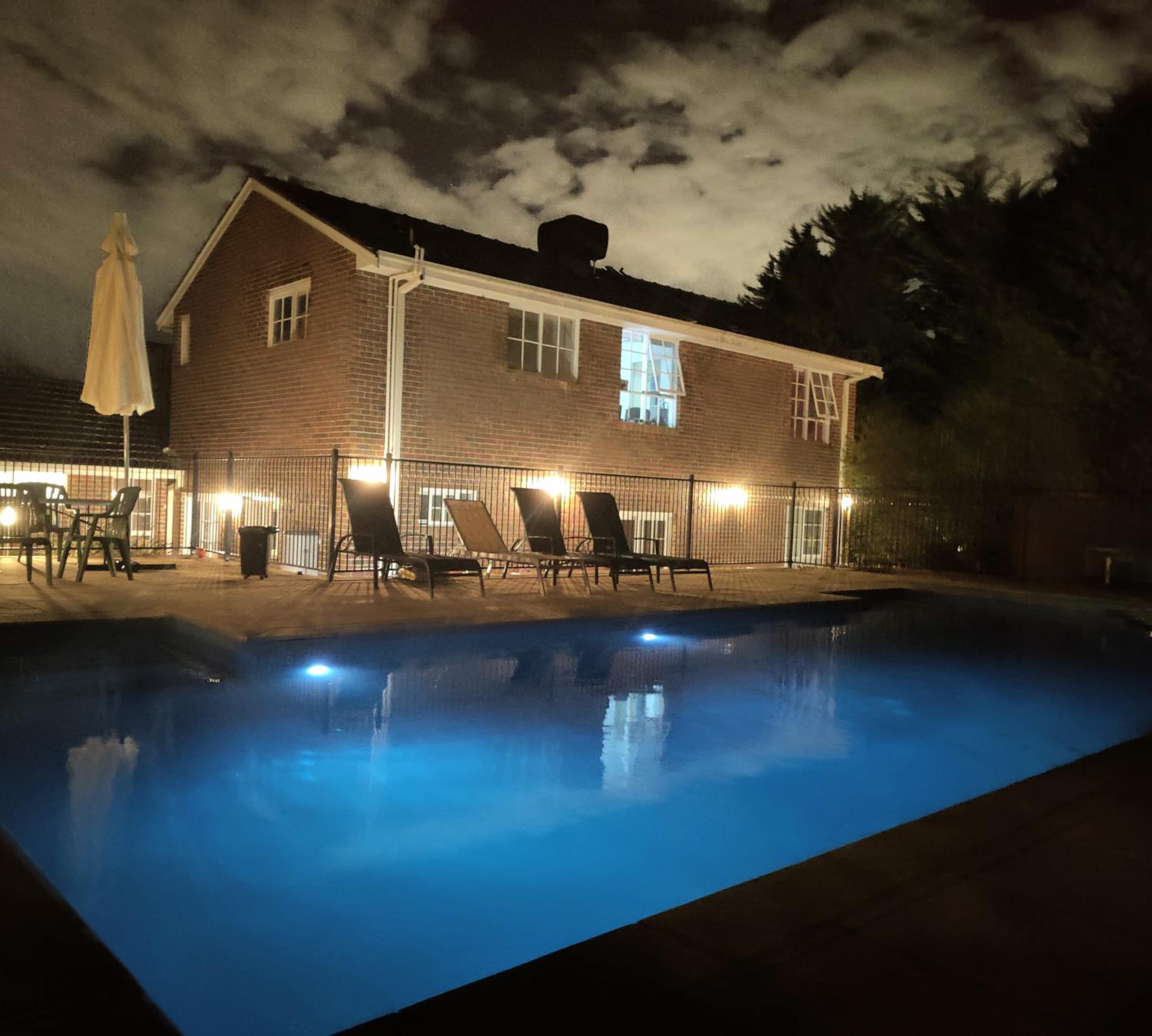 4-bedroom Acre Retreat with Pool & Garden - Pets and Long Stays Welcome