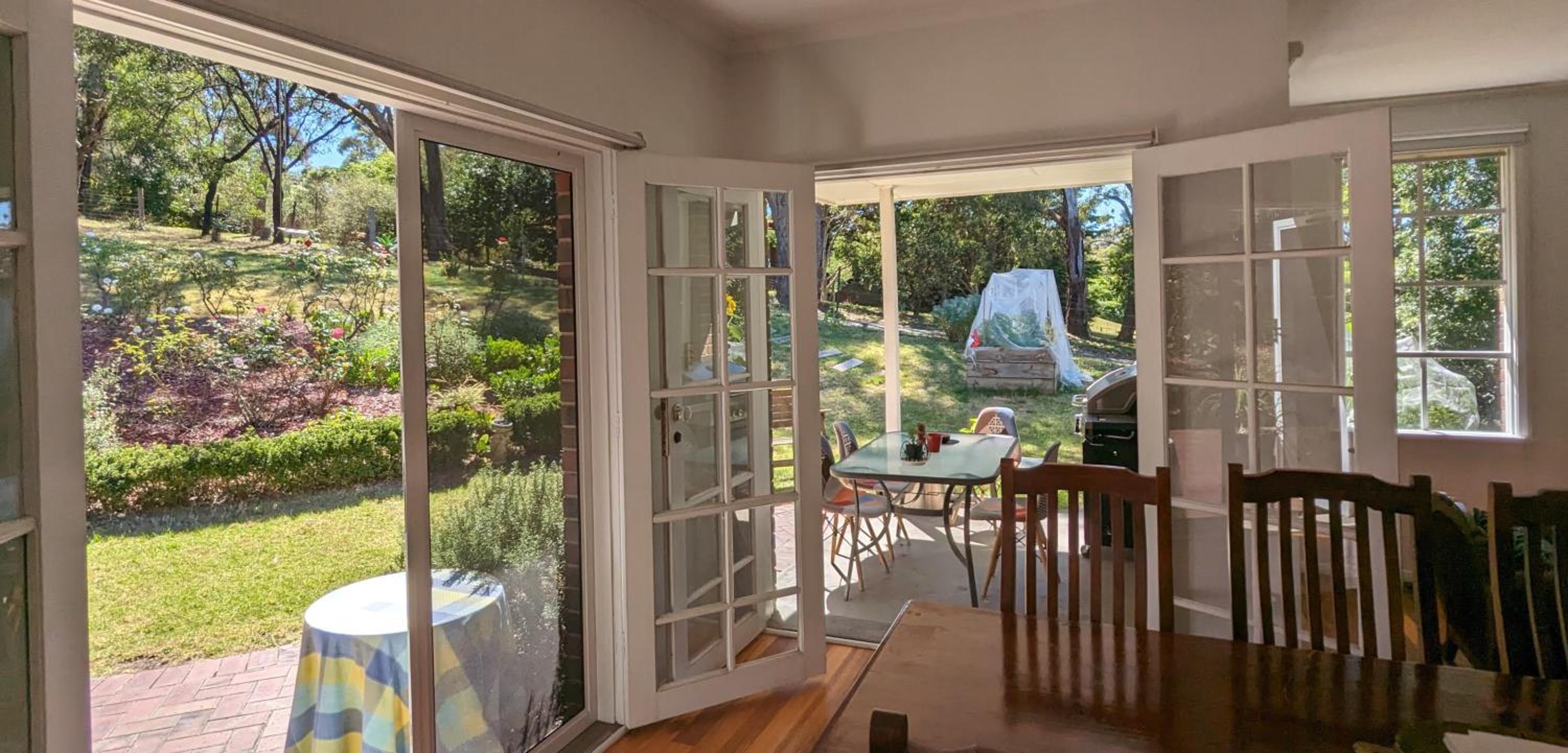 4-bedroom Acre Retreat with Pool & Garden - Pets and Long Stays Welcome