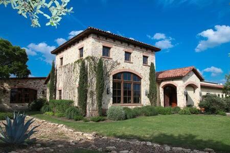 The Outlook - Spa and deck views of Hill Country
