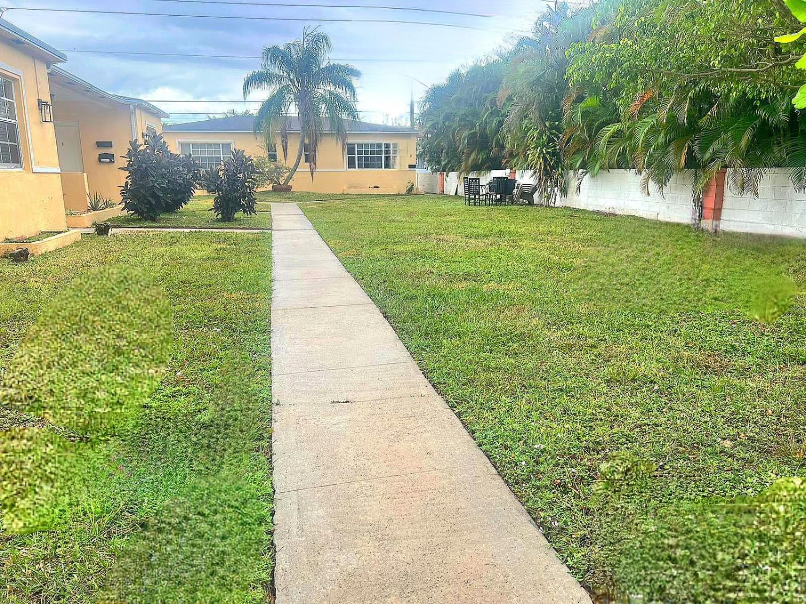 *Dogs Welcome* Cozy Studio Near Beach/Downtown view 2