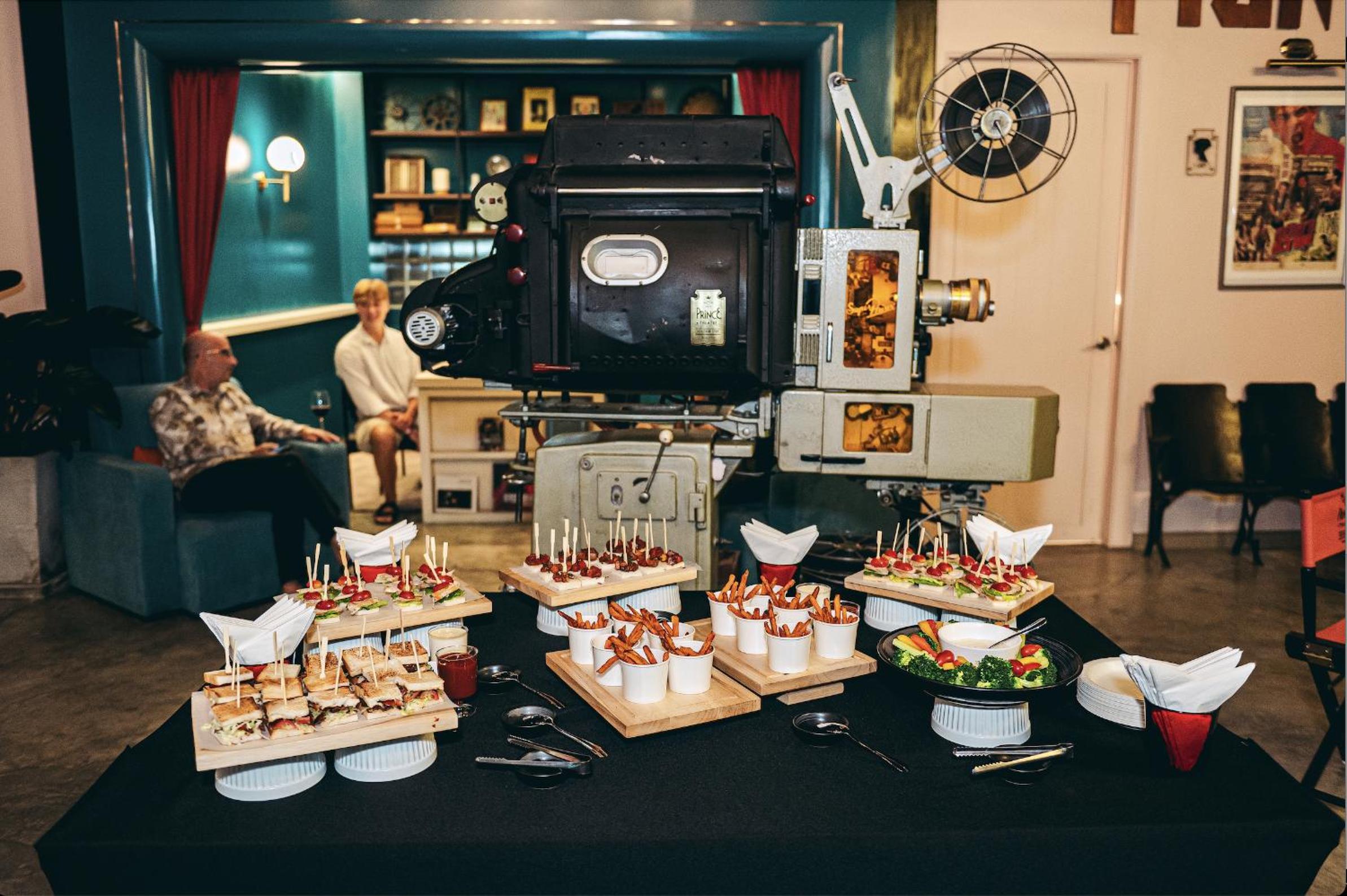 Prince Theatre Heritage Stay Hostel - Silom