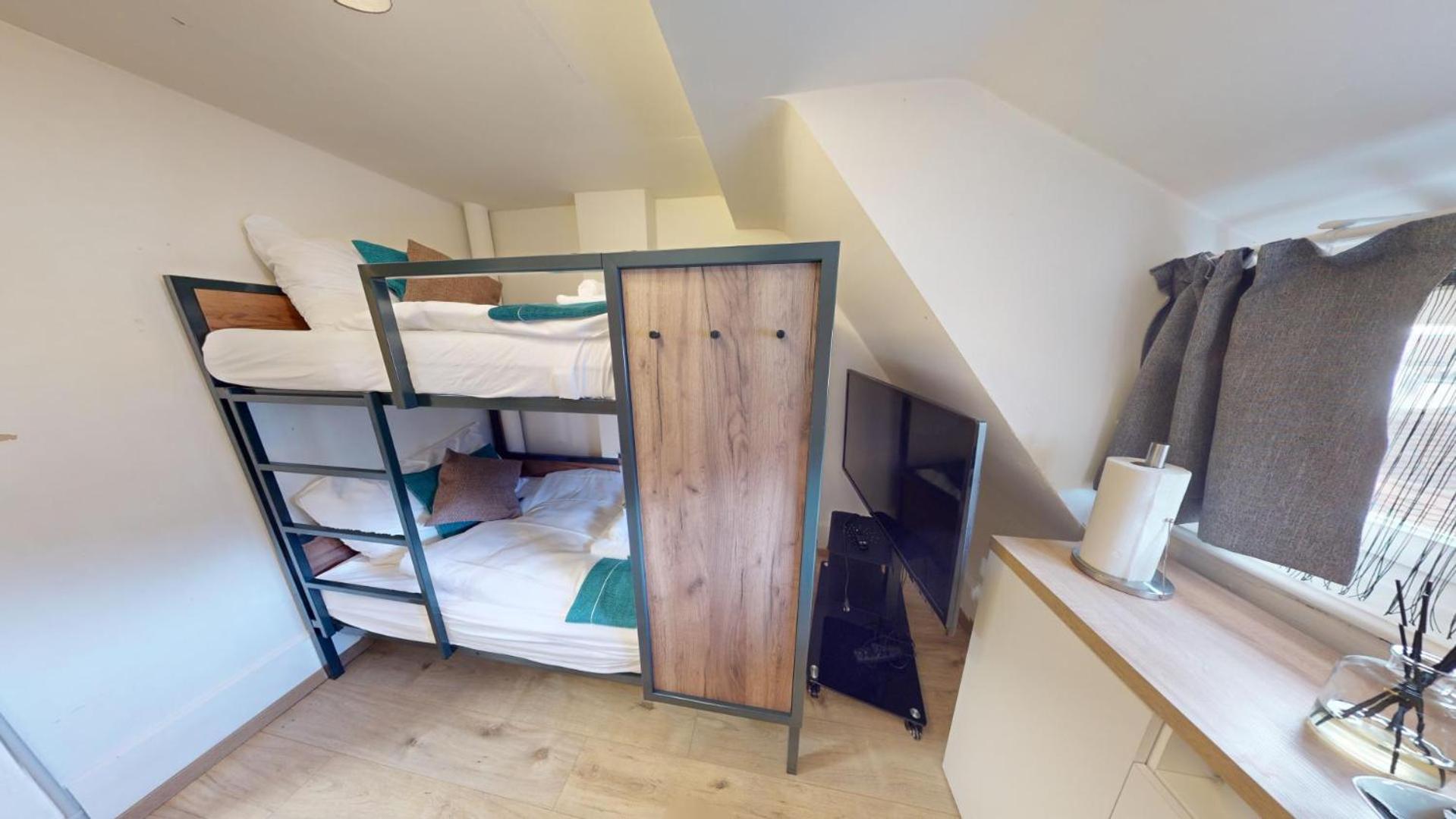 Solution-Grischun - Zentrales Dachzimmer - Kaffee&Tee - Gemeinschaftsbad - Etagenbett -Dachterrasse