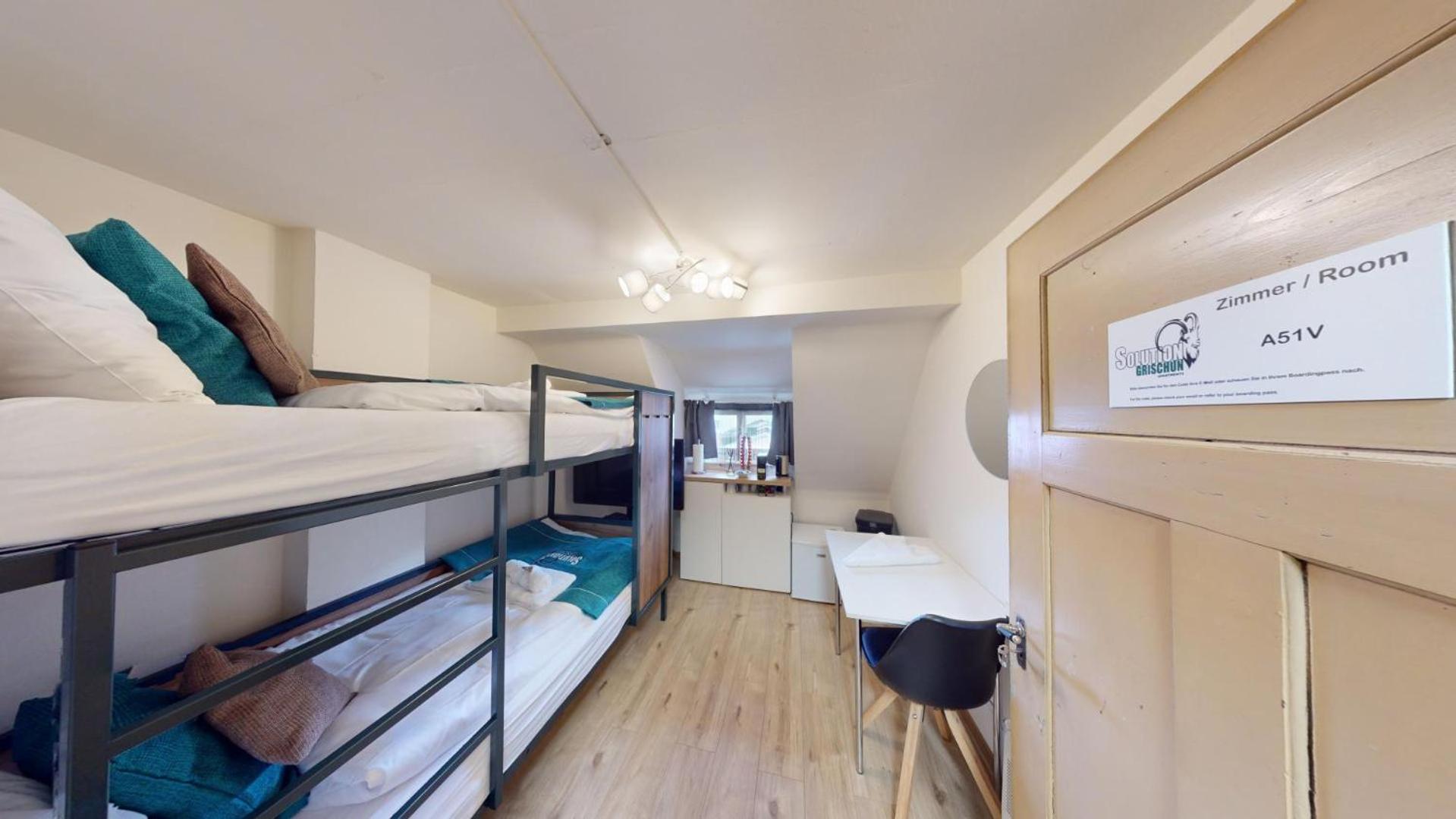 Solution-Grischun - Zentrales Dachzimmer - Kaffee&Tee - Gemeinschaftsbad - Etagenbett -Dachterrasse