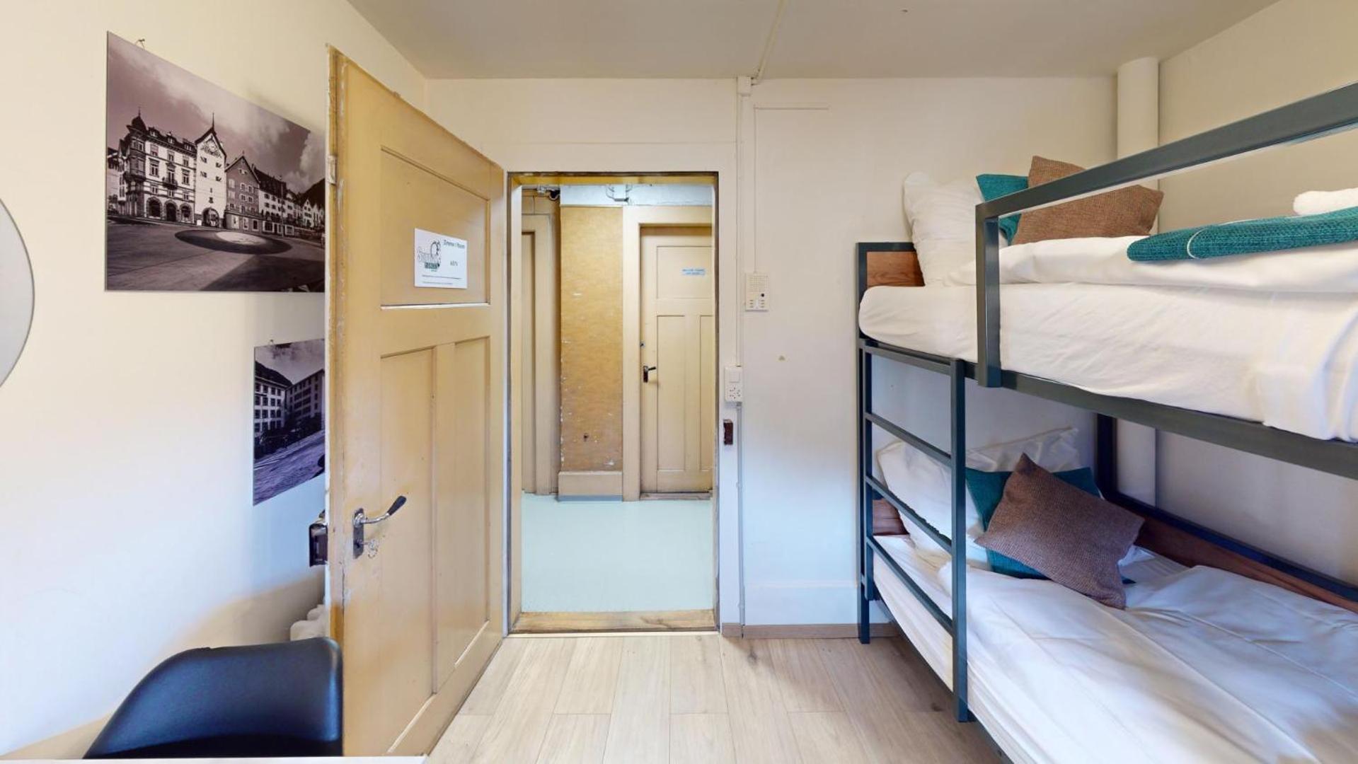 Solution-Grischun - Zentrales Dachzimmer - Kaffee&Tee - Gemeinschaftsbad - Etagenbett -Dachterrasse