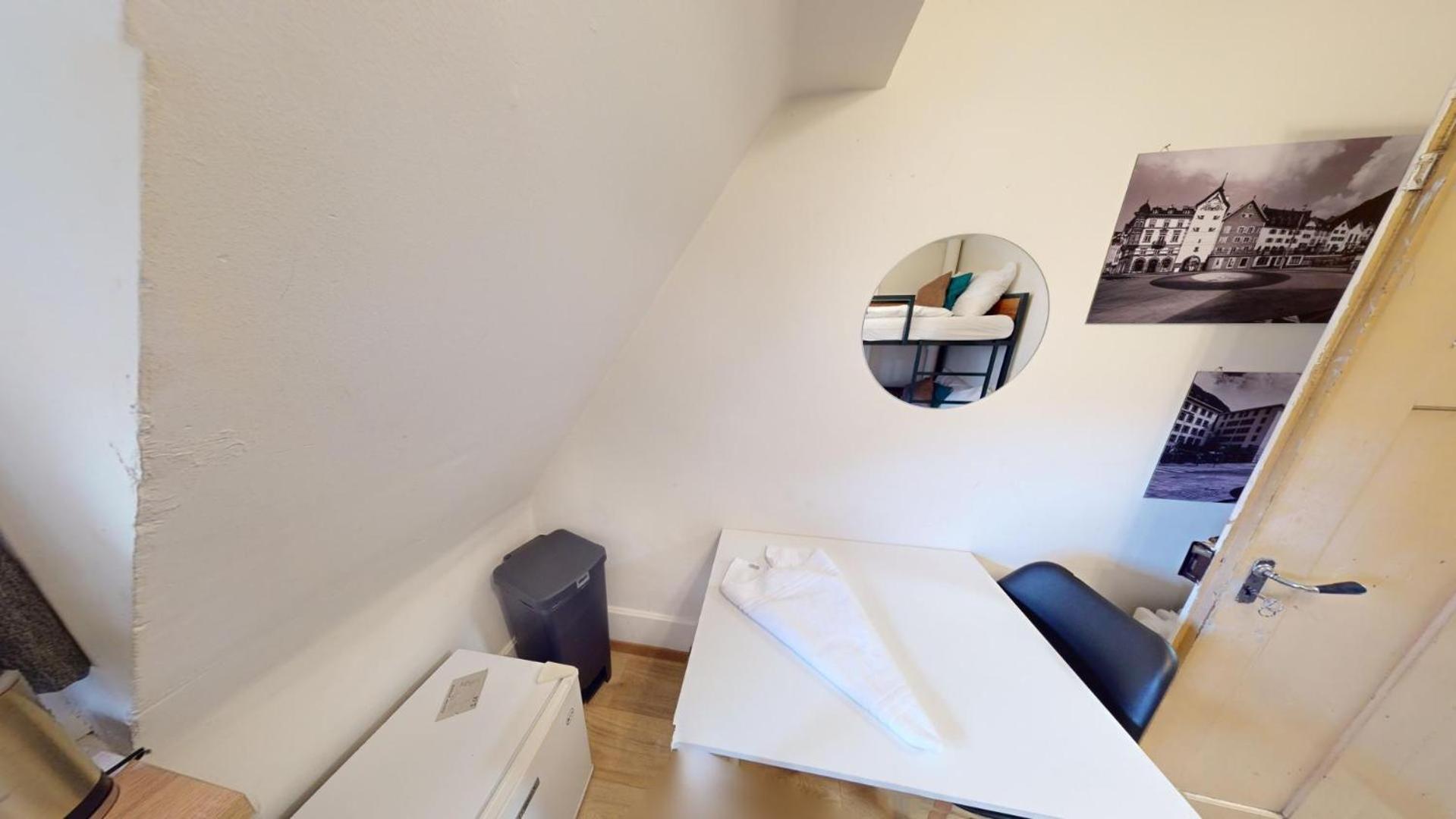 Solution-Grischun - Zentrales Dachzimmer - Kaffee&Tee - Gemeinschaftsbad - Etagenbett -Dachterrasse