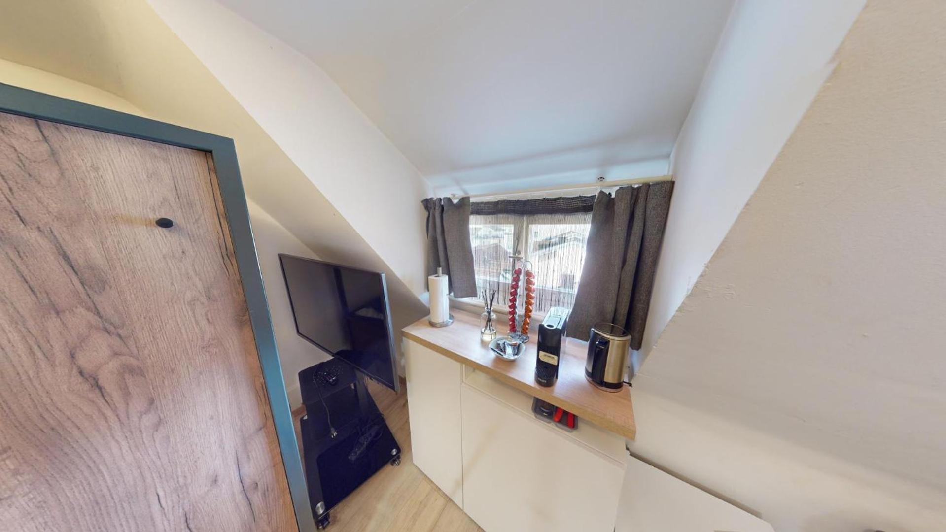 Solution-Grischun - Zentrales Dachzimmer - Kaffee&Tee - Gemeinschaftsbad - Etagenbett -Dachterrasse