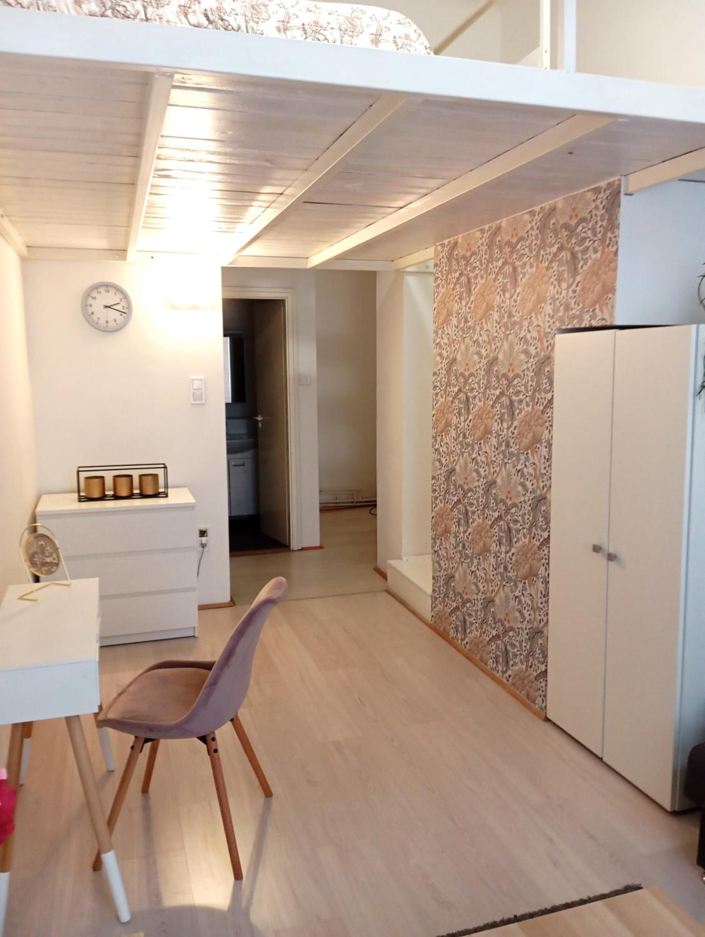 Cozy studio in central Budapest near ruined bars view 5