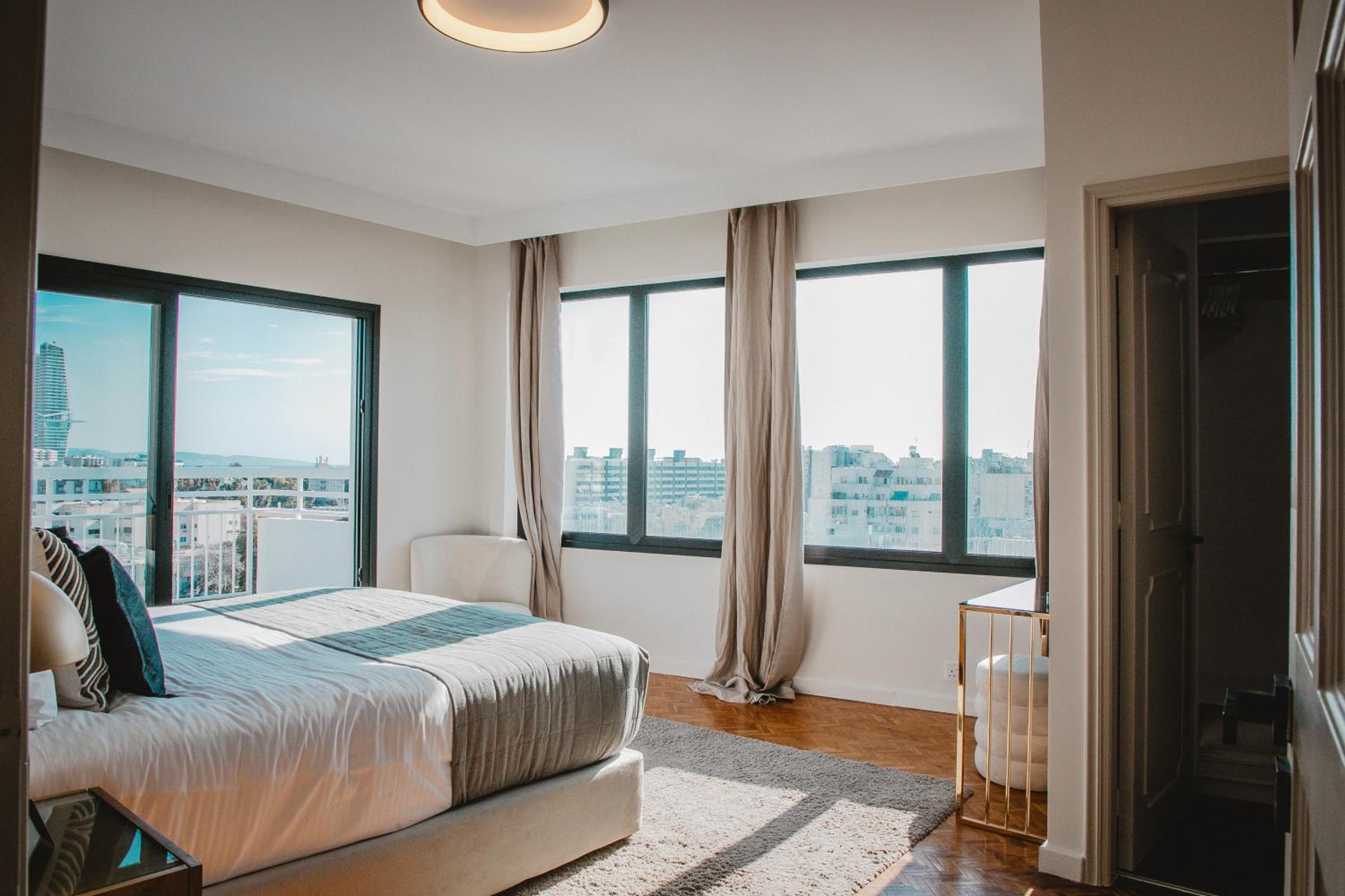 Phaedrus Living City Center Sky Penthouse