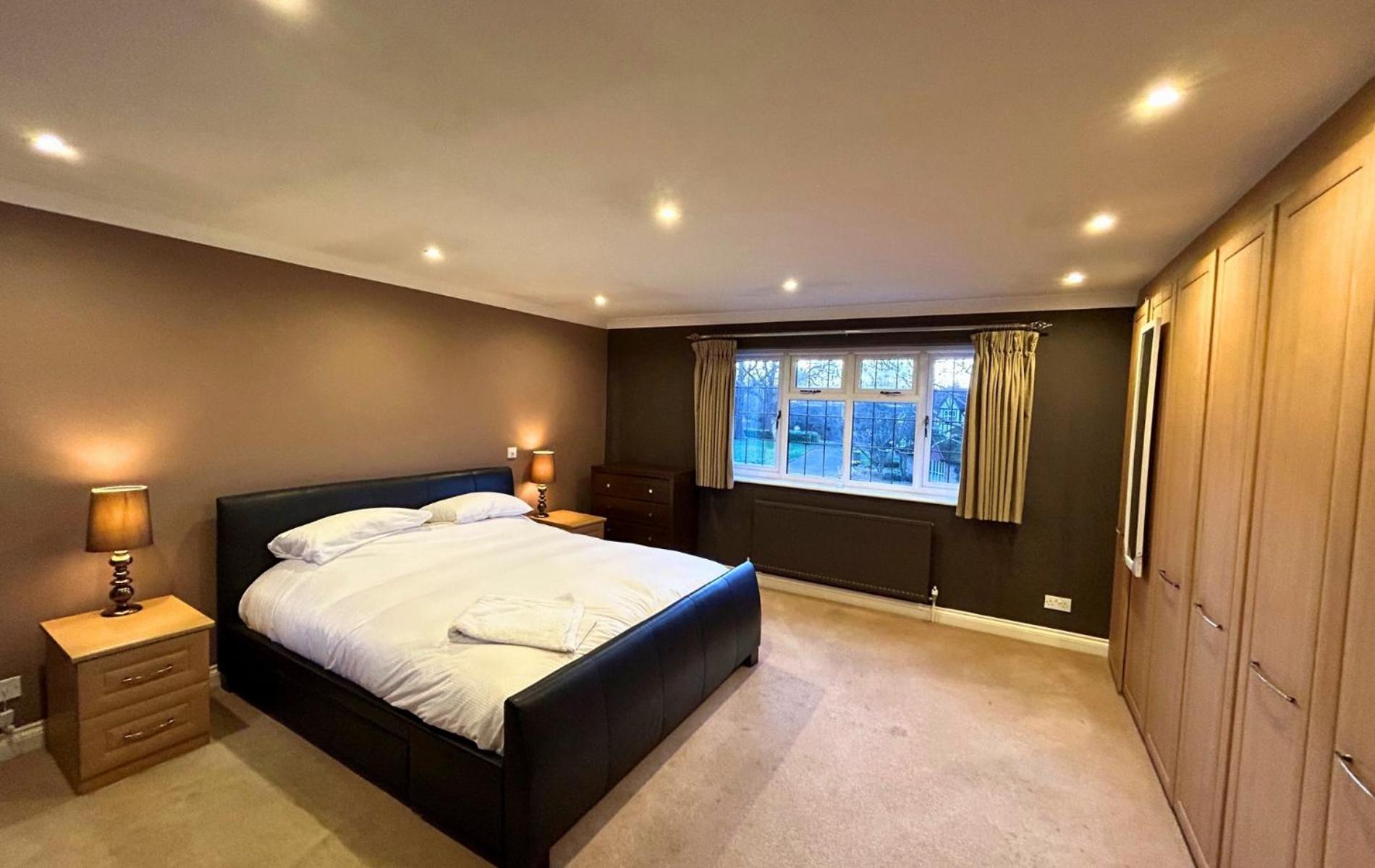 Beautiful 5 Bed 3 Bathroom Detached Family Home 8 view 3