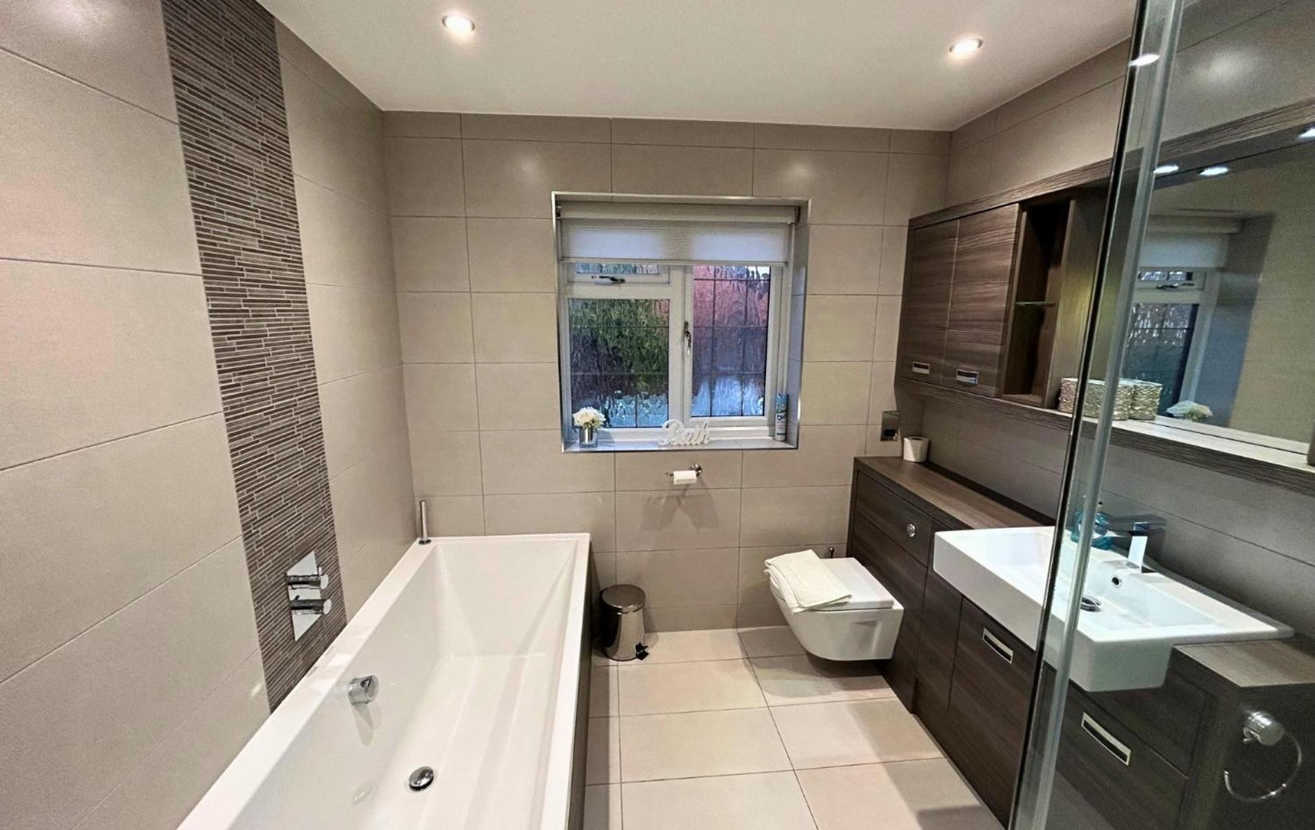Beautiful 5 Bed 3 Bathroom Detached Family Home 8 view 4