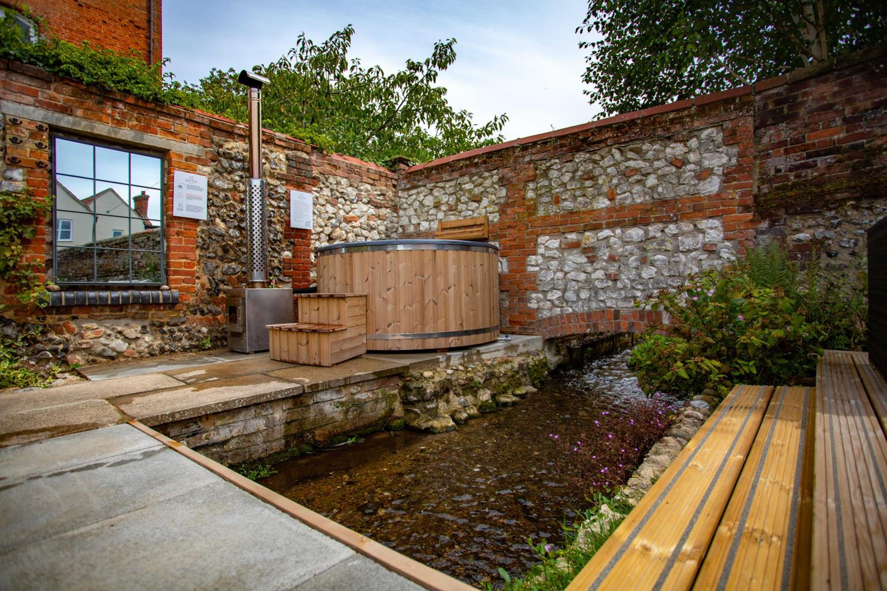 The Old Chequers - Hot tub & Games room view 2