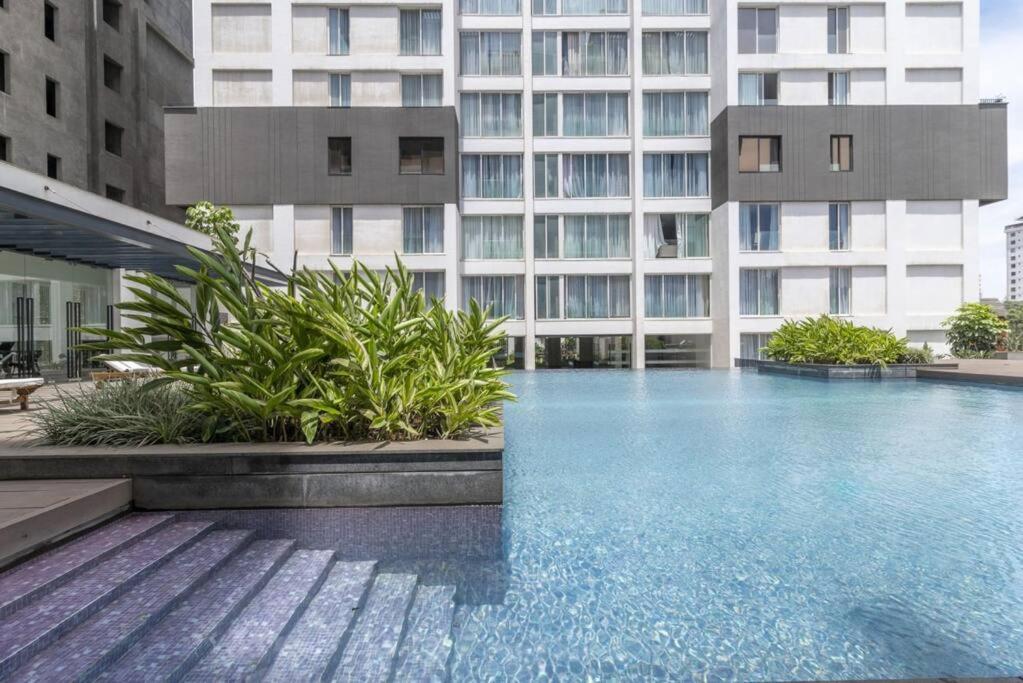 Modern Luxe 2bd w/pool/gym/steam view 3