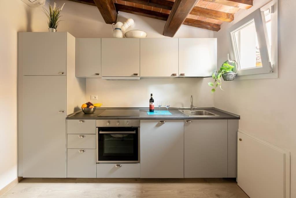 Keys of Italy - Maytreya - Albero 2 - Train station two bedroom flat 2nd floor