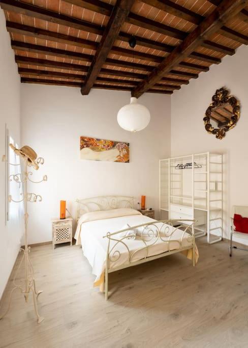 Keys of Italy - Maytreya - Albero 2 - Train station two bedroom flat 2nd floor
