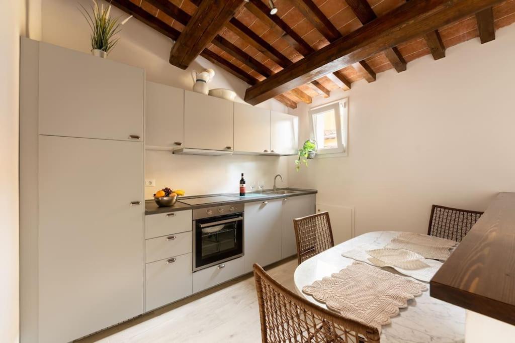 Keys of Italy - Maytreya - Albero 2 - Train station two bedroom flat 2nd floor