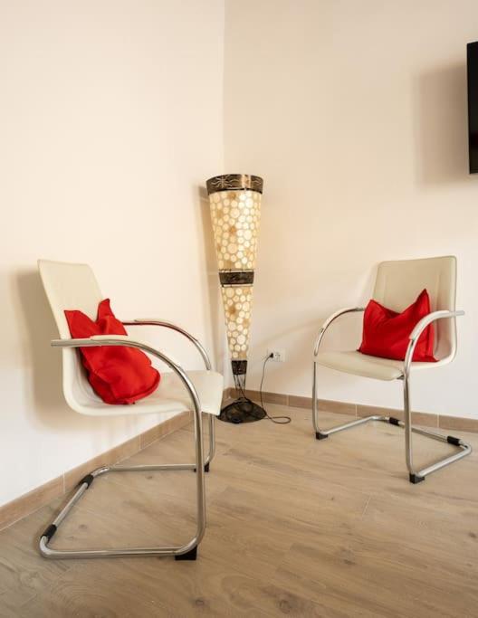 Keys of Italy - Maytreya - Albero 2 - Train station two bedroom flat 2nd floor