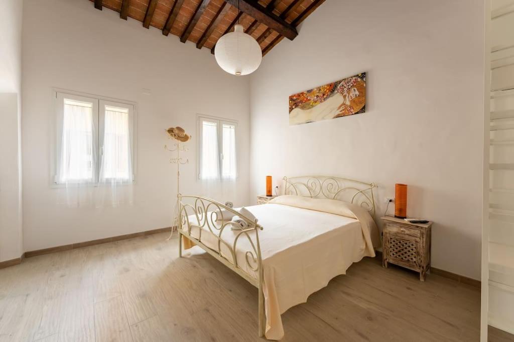 Keys of Italy - Maytreya - Albero 2 - Train station two bedroom flat 2nd floor