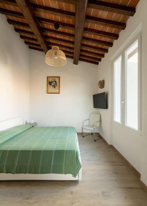 Keys of Italy - Maytreya - Albero 2 - Train station two bedroom flat 2nd floor