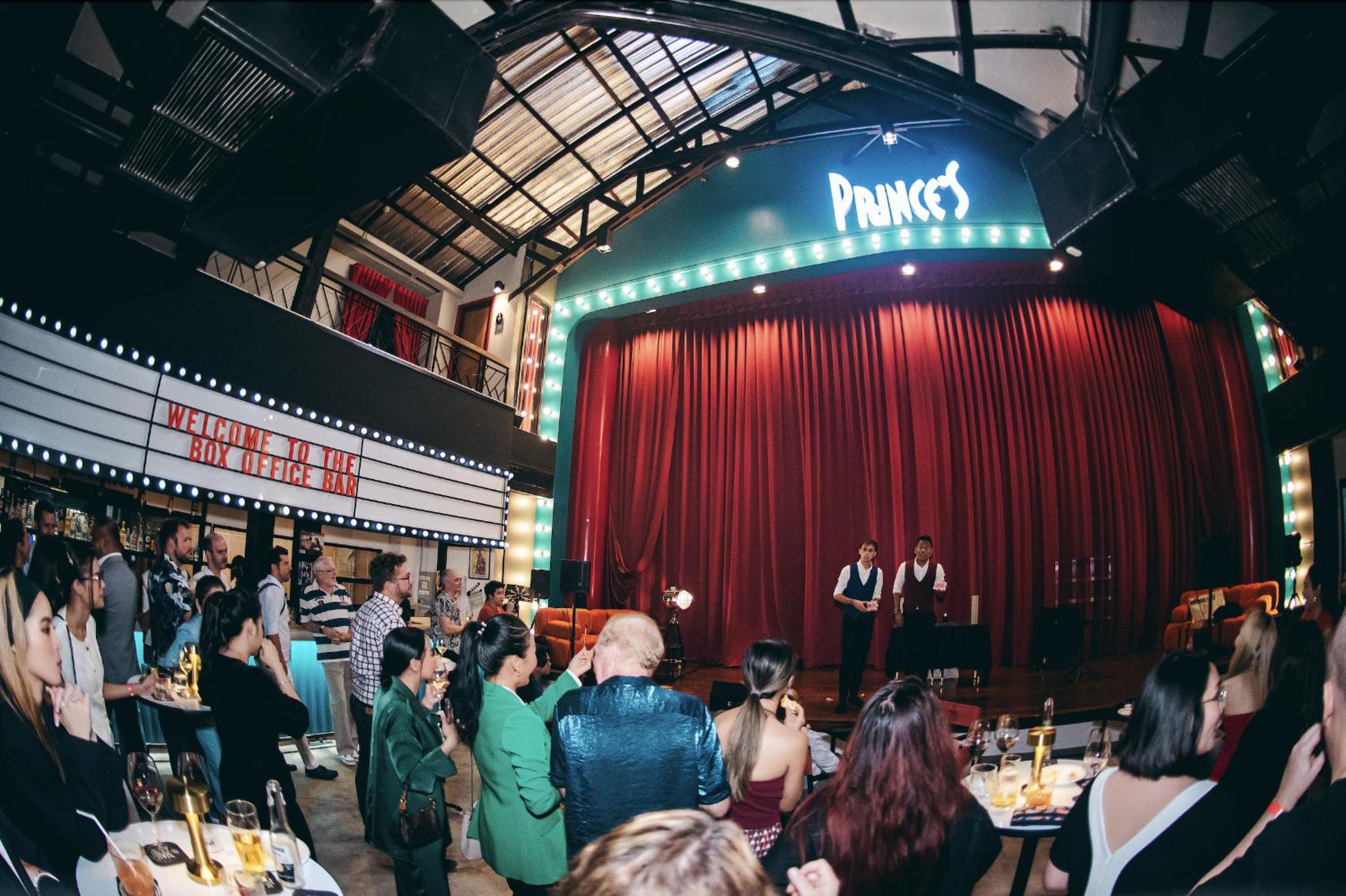 Prince Theatre Heritage Stay Hostel - Silom