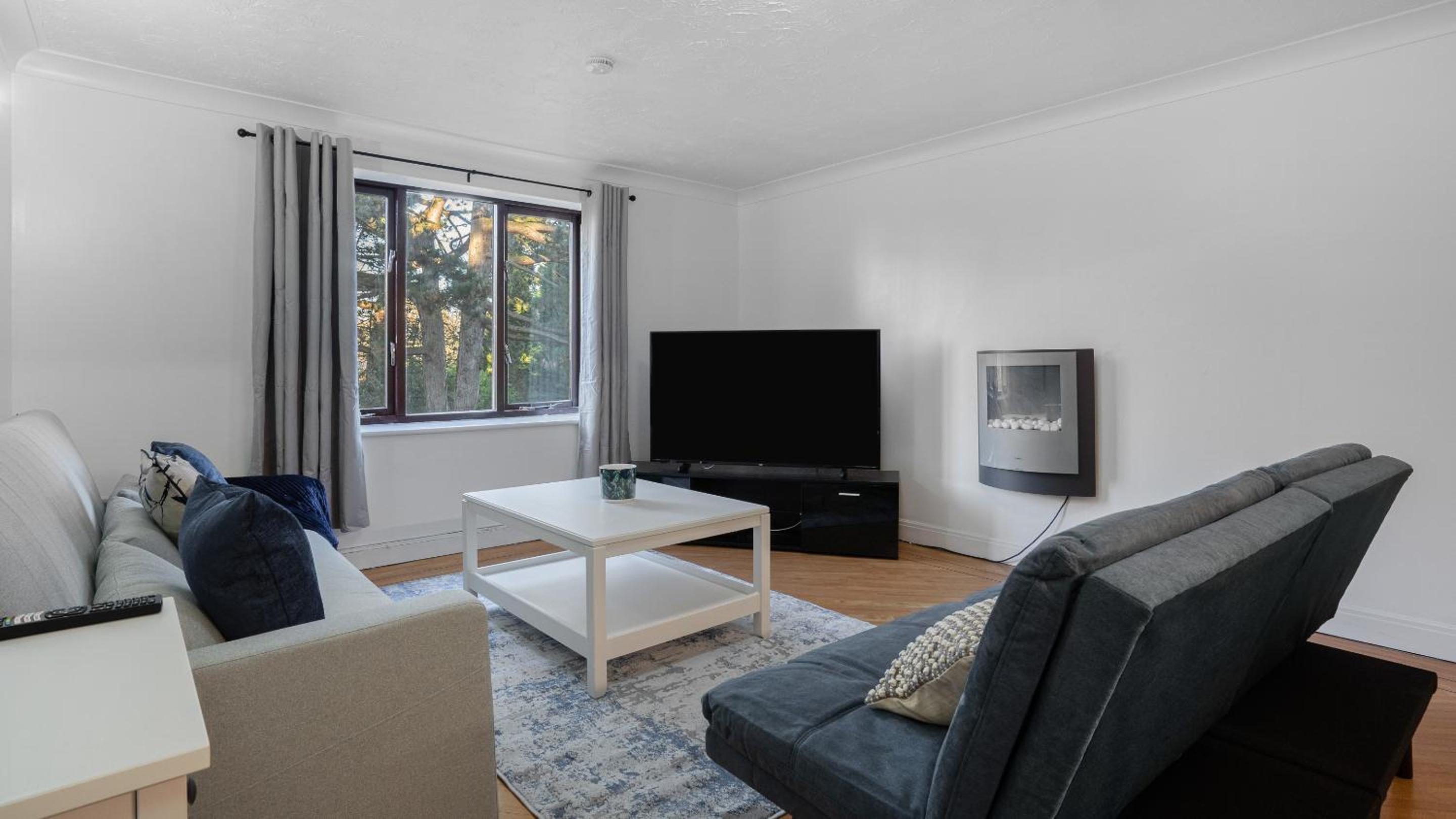 The Lodge - Exquisite 2 Bed with Ensuite view 2