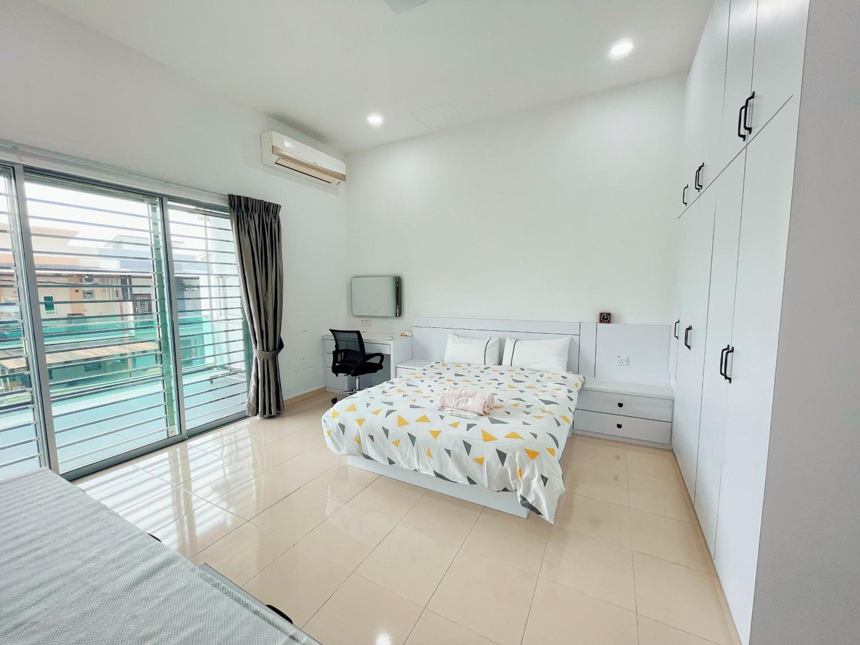 Entire 4 Bedroom Landed House, Yong Peng, Johor, Malaysia - Suitable for leisure, wedding & Big group travellers, Free Netflix, In- House Parking, 1min to  photo 3