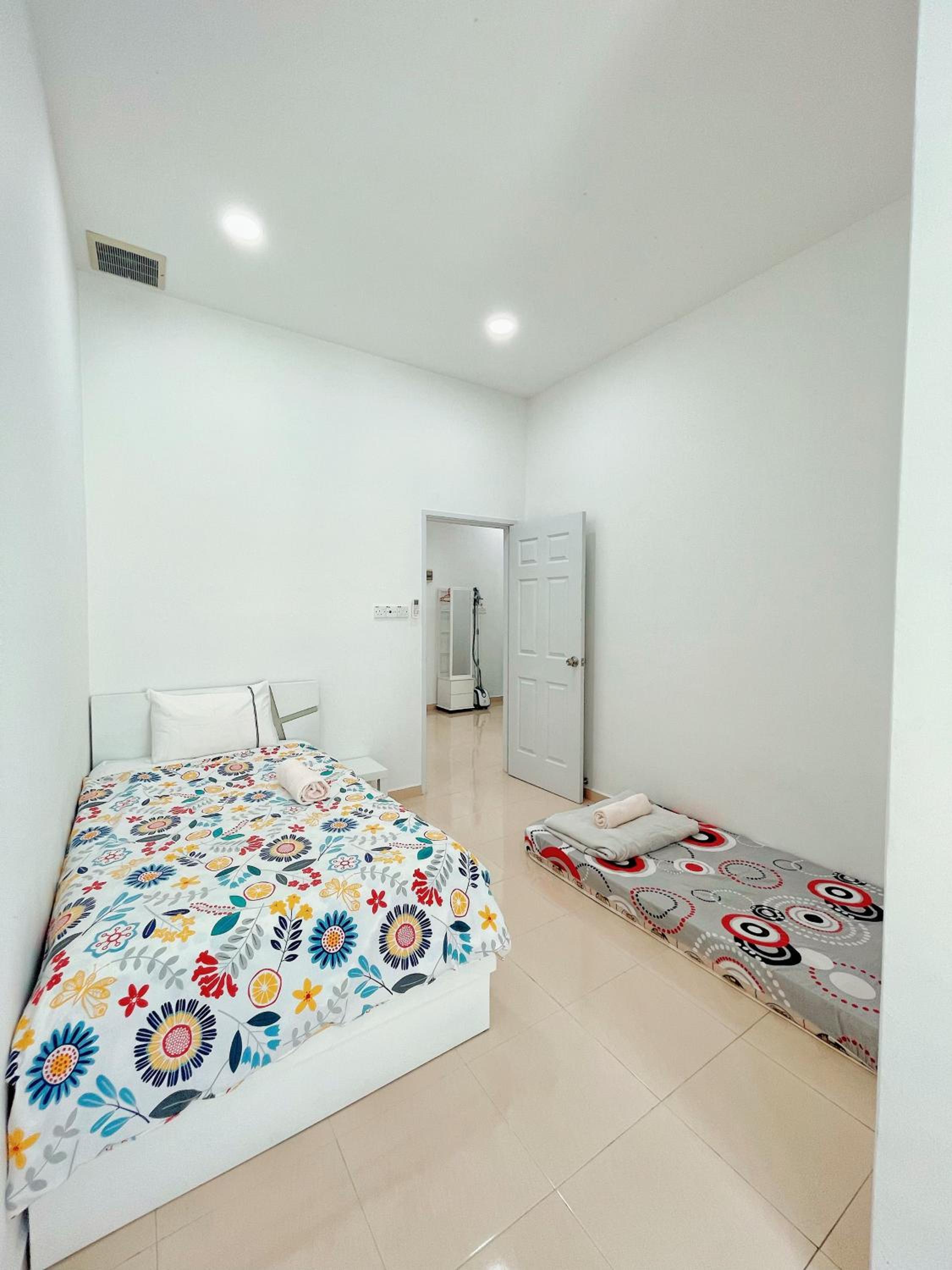 Entire 4 Bedroom Landed House, Yong Peng, Johor, Malaysia - Suitable for leisure, wedding & Big group travellers, Free Netflix, In- House Parking, 1min to  photo 5