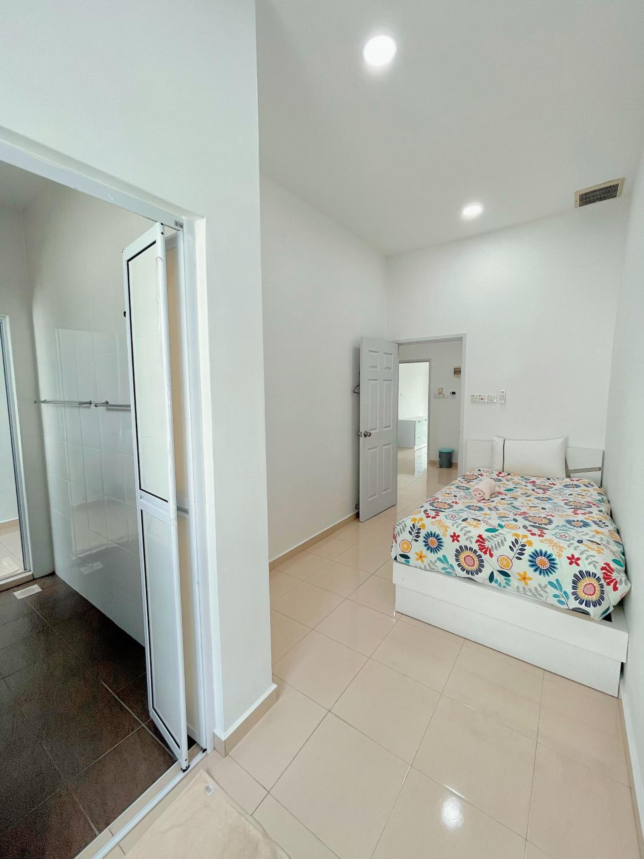 Entire 4 Bedroom Landed House, Yong Peng, Johor, Malaysia - Suitable for leisure, wedding & Big group travellers, Free Netflix, In- House Parking, 1min to  photo 4