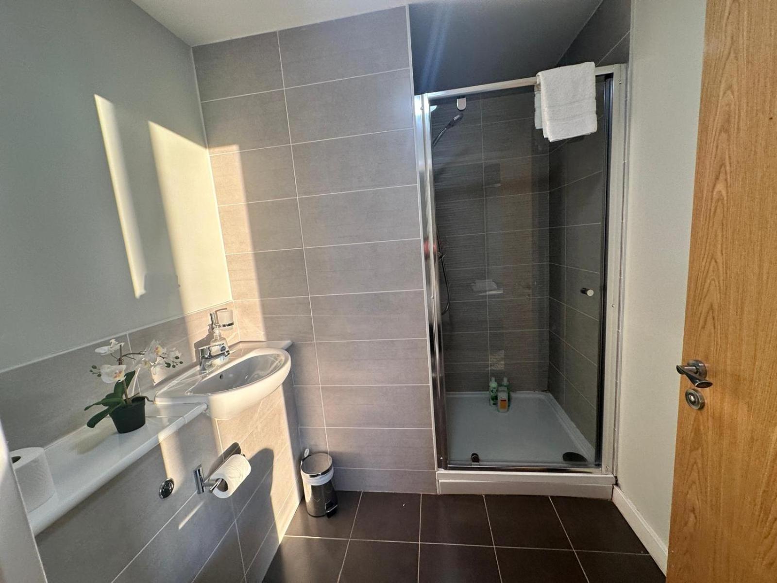 Adelphi Wharf Apartments by Beehosting