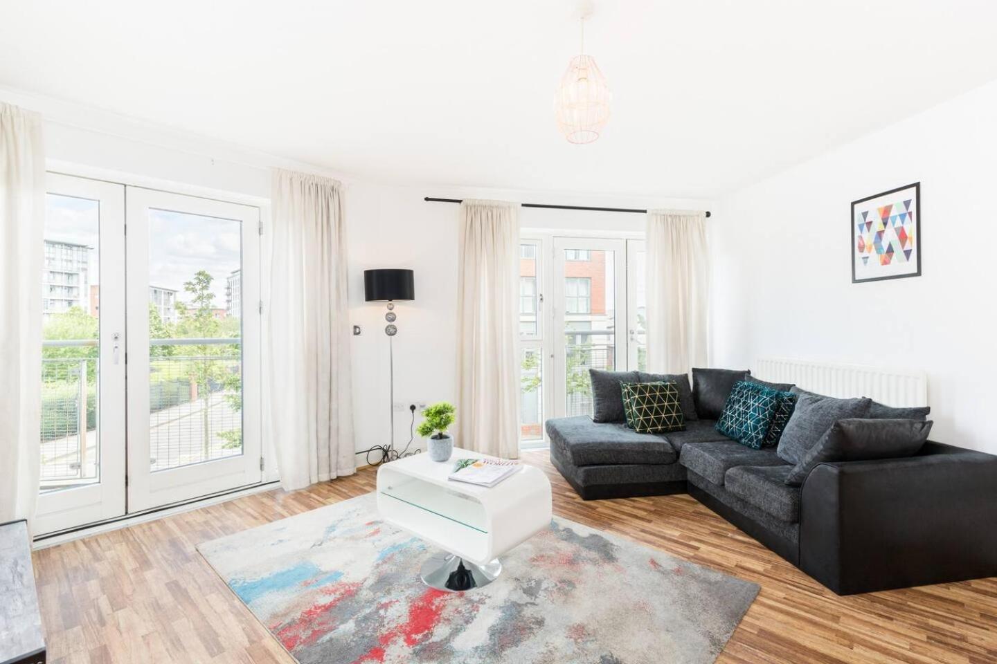 Spacious City Centre Apartment - Balcony - Smart TV - WIFI- 448A view 2