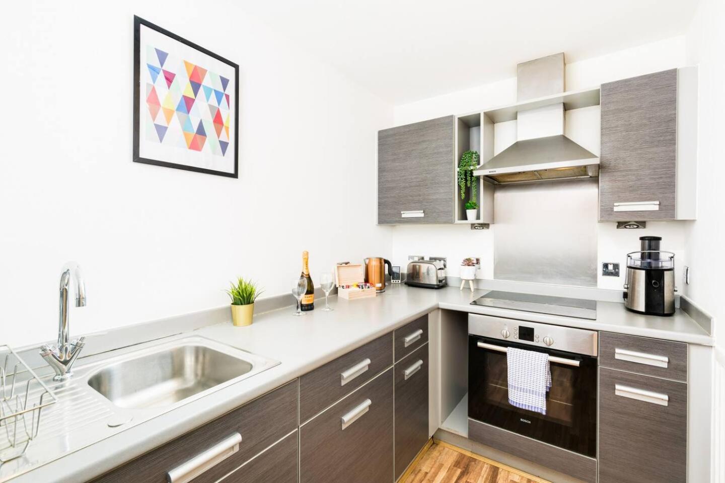 Spacious City Centre Apartment - Balcony - Smart TV - WIFI- 448A view 4