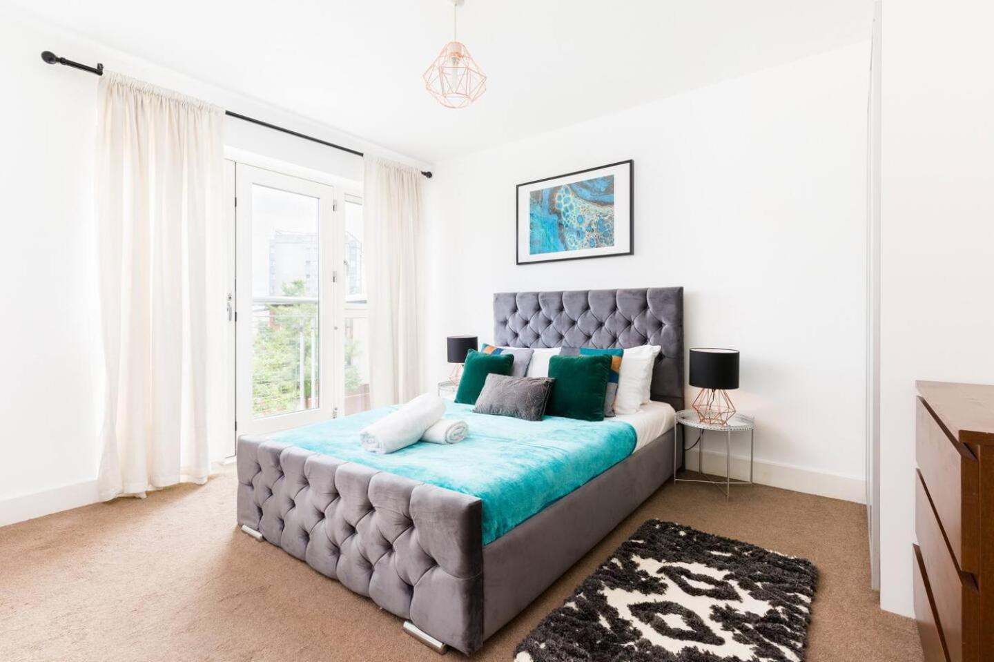 Spacious City Centre Apartment - Balcony - Smart TV - WIFI- 448A view 3