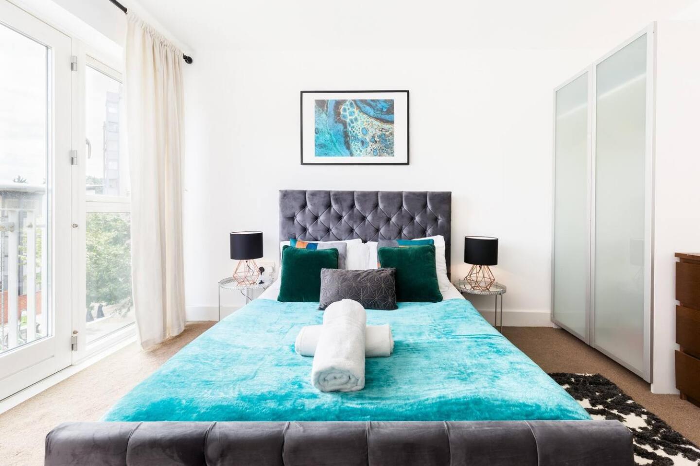Spacious City Centre Apartment - Balcony - Smart TV - WIFI- 448A view 5