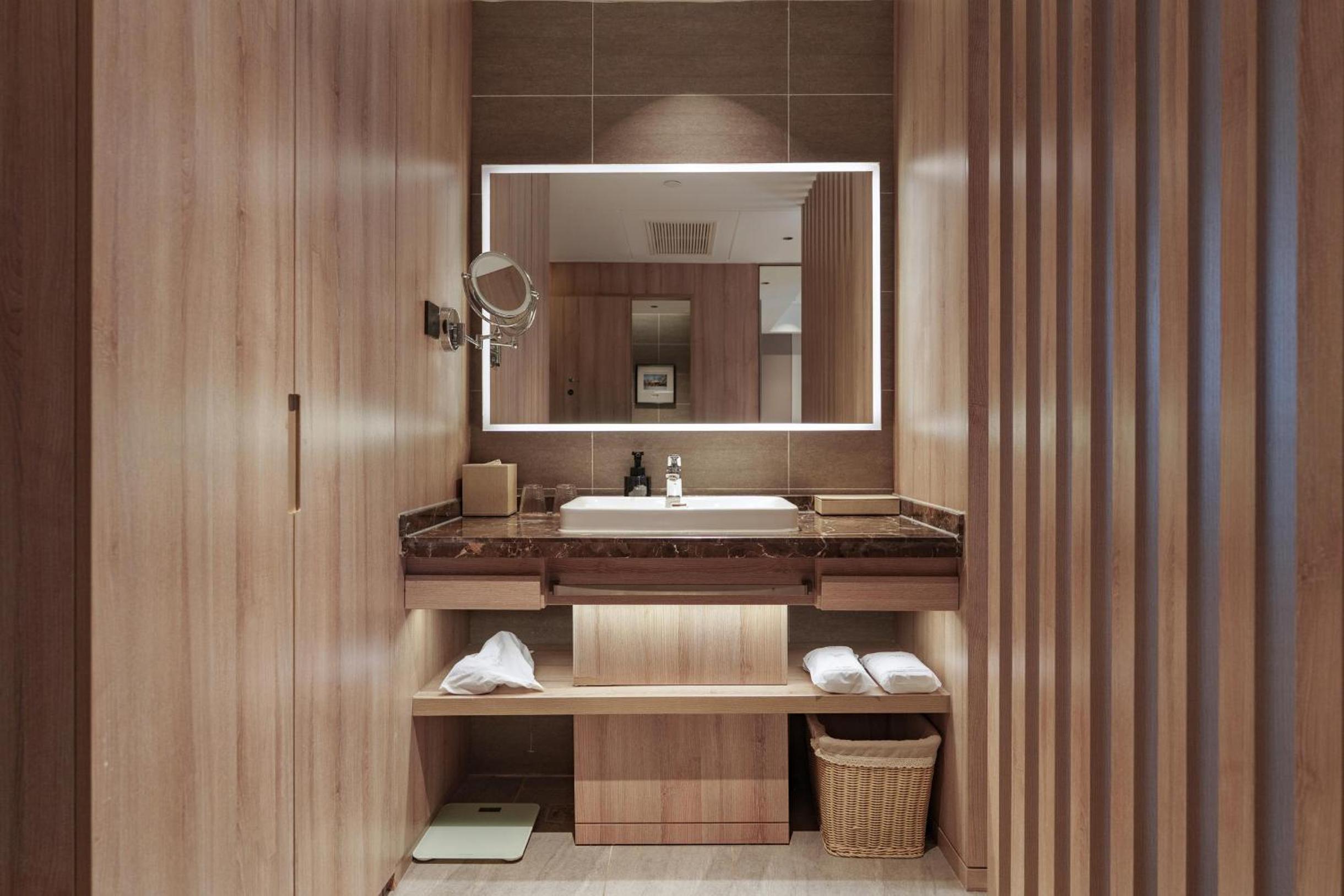 Atour Hotel Zhenjiang Nanxu Avenue Branch