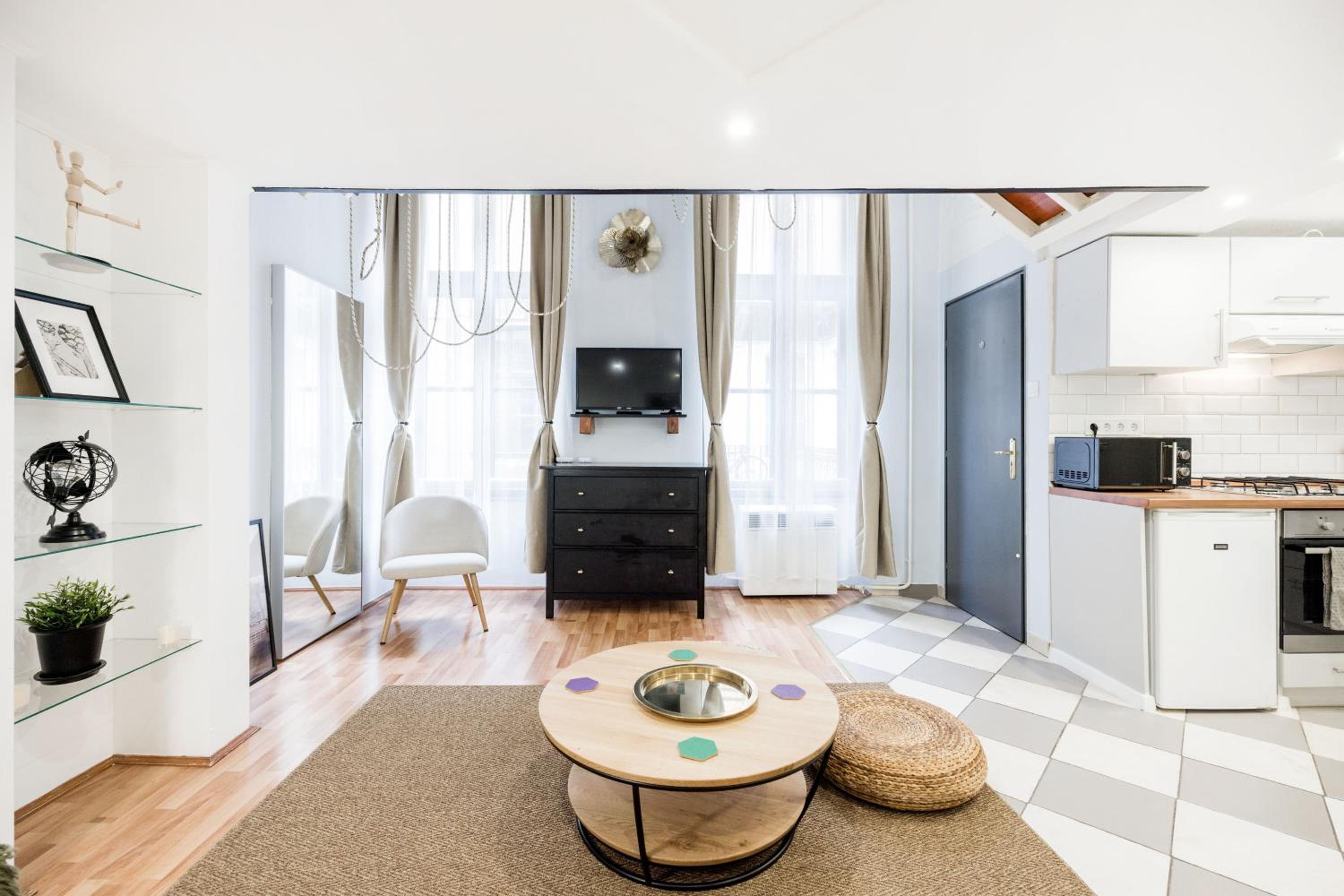CENTRAL & Spacious HOME near Gozsdu Court, Quiet with AC view 2