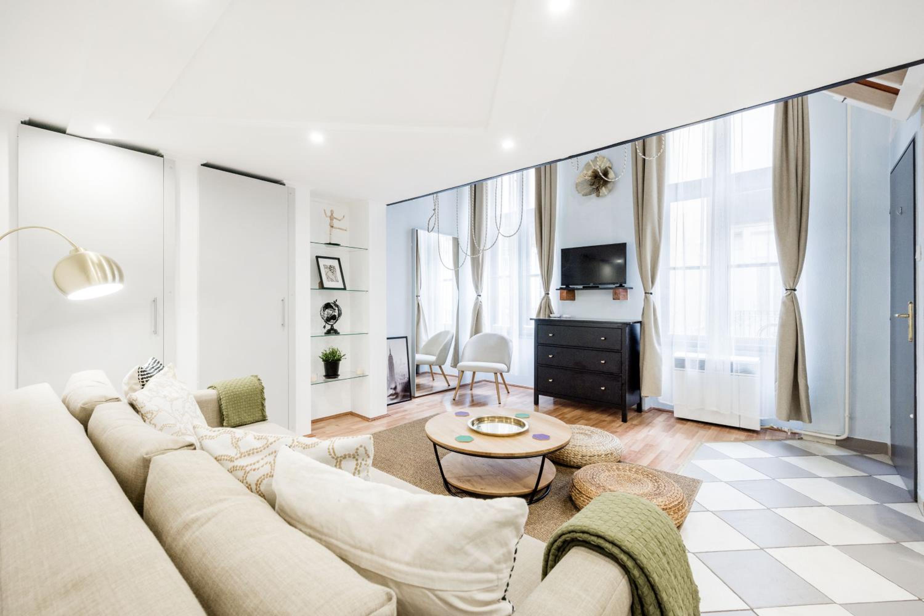 CENTRAL & Spacious HOME near Gozsdu Court, Quiet with AC view 3