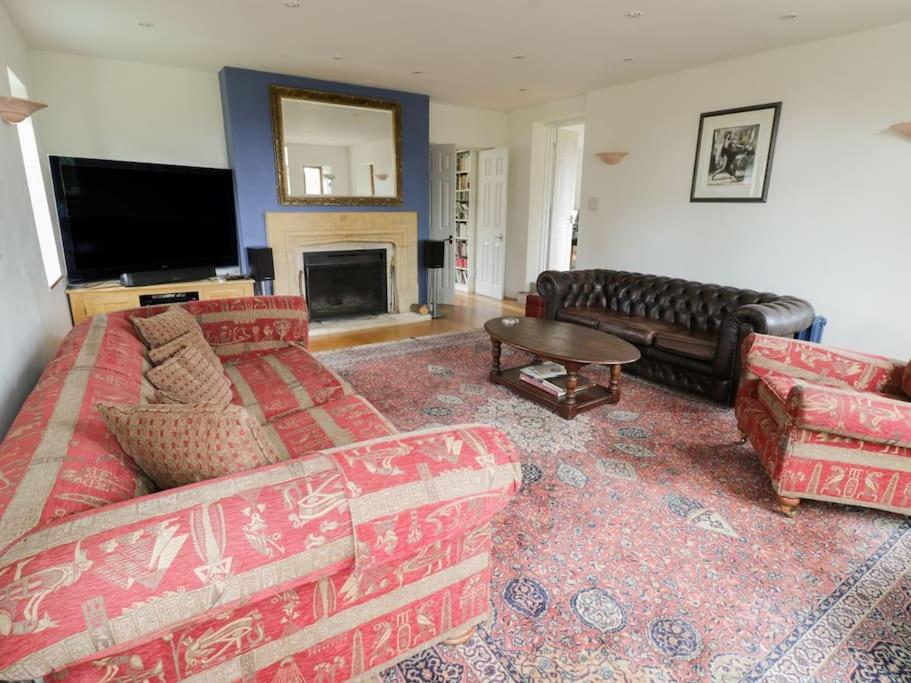 Spacious rural Cotswolds family home with mod-cons!