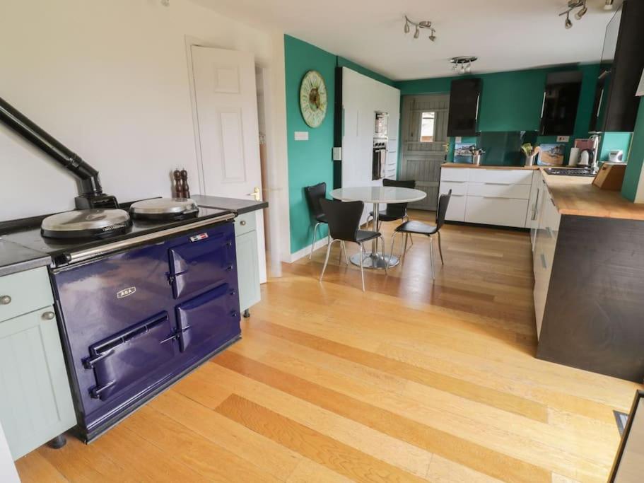Spacious rural Cotswolds family home with mod-cons!
