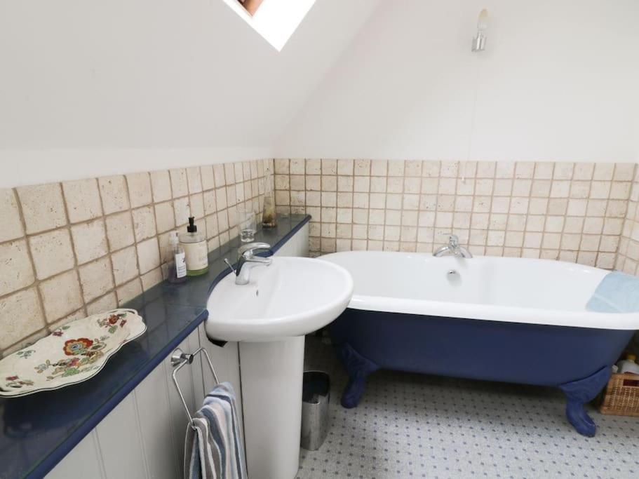 Spacious rural Cotswolds family home with mod-cons!