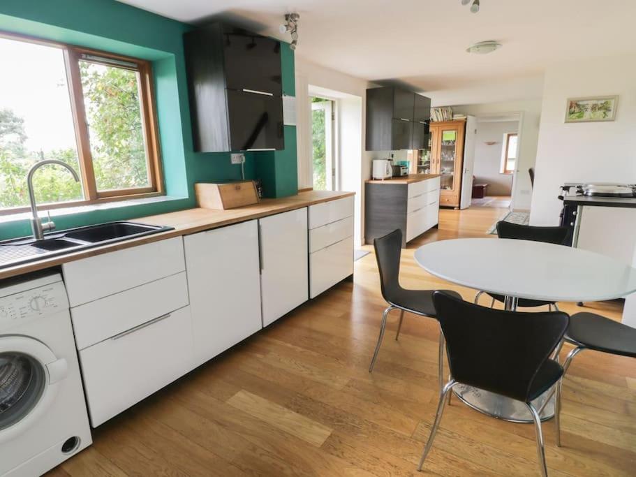 Spacious rural Cotswolds family home with mod-cons!