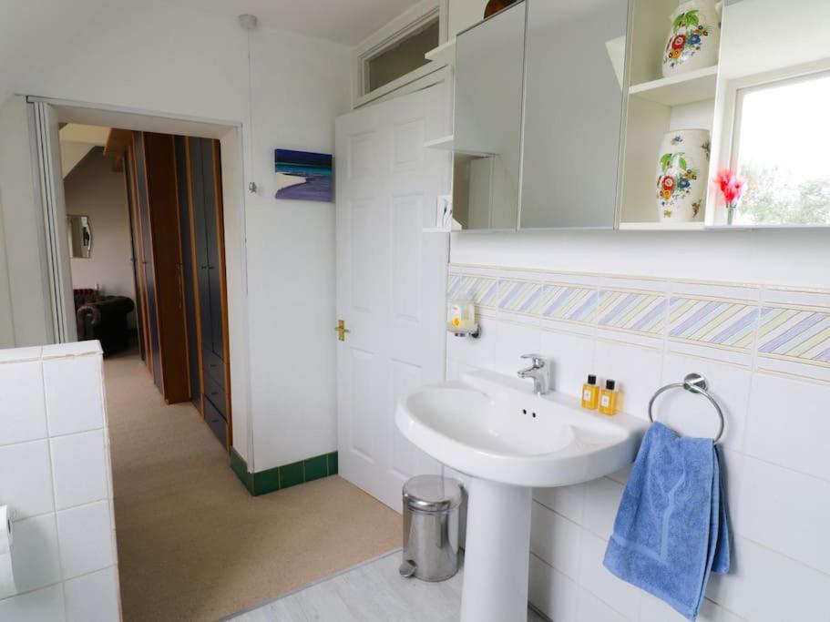 Spacious rural Cotswolds family home with mod-cons!
