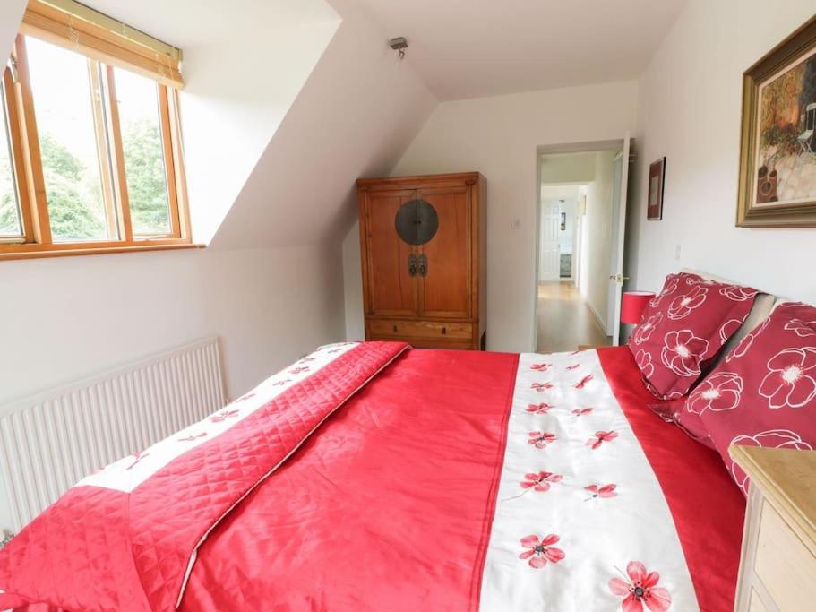 Spacious rural Cotswolds family home with mod-cons!