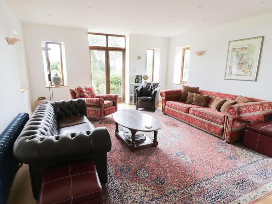 Spacious rural Cotswolds family home with mod-cons!
