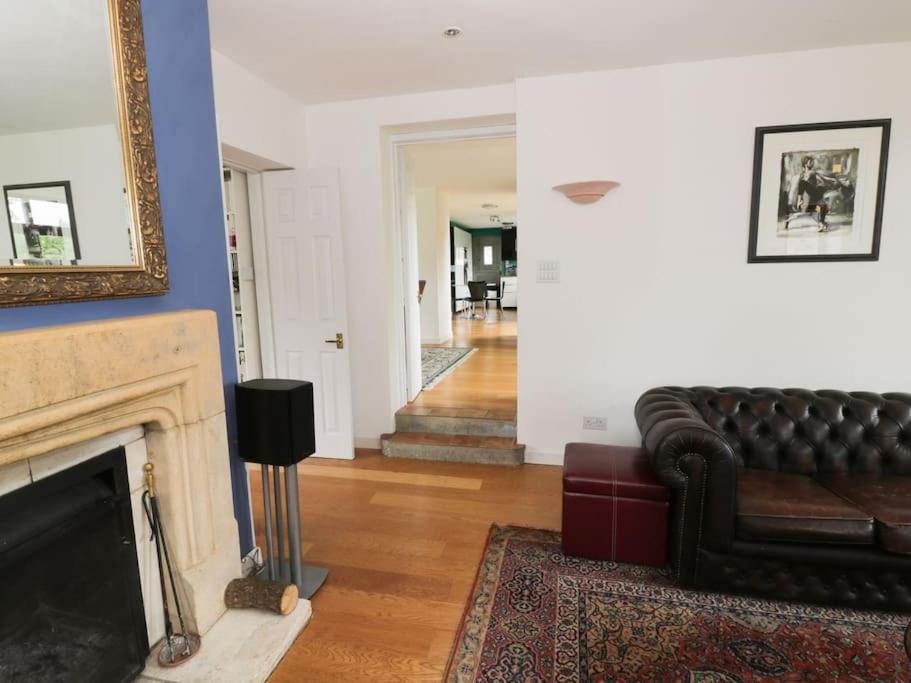 Spacious rural Cotswolds family home with mod-cons!