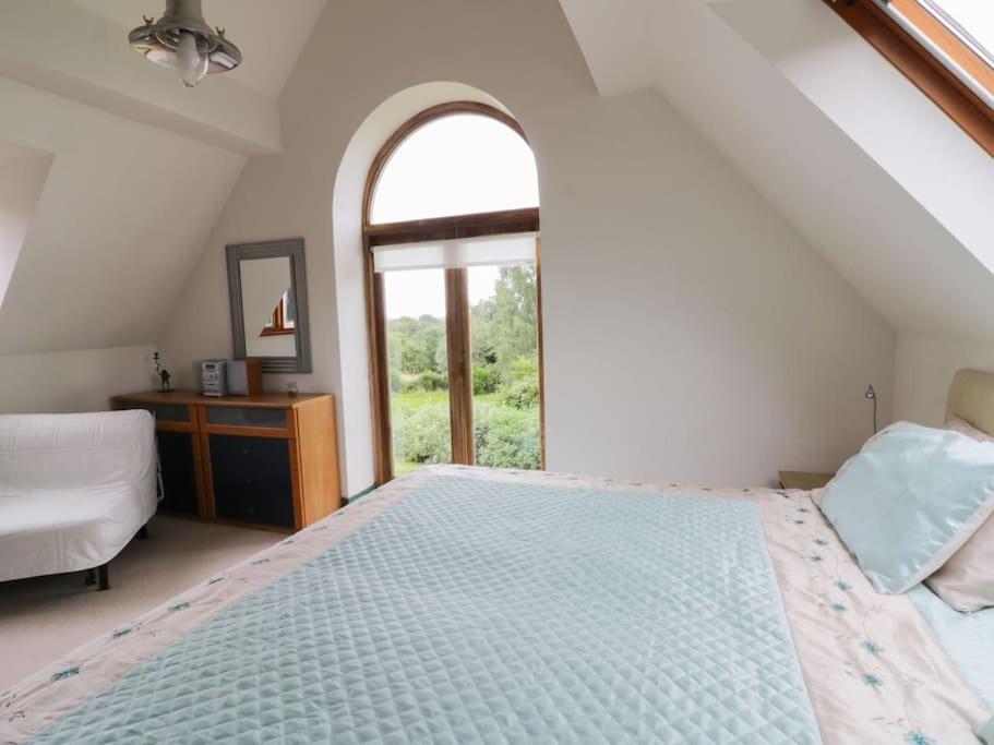 Spacious rural Cotswolds family home with mod-cons!