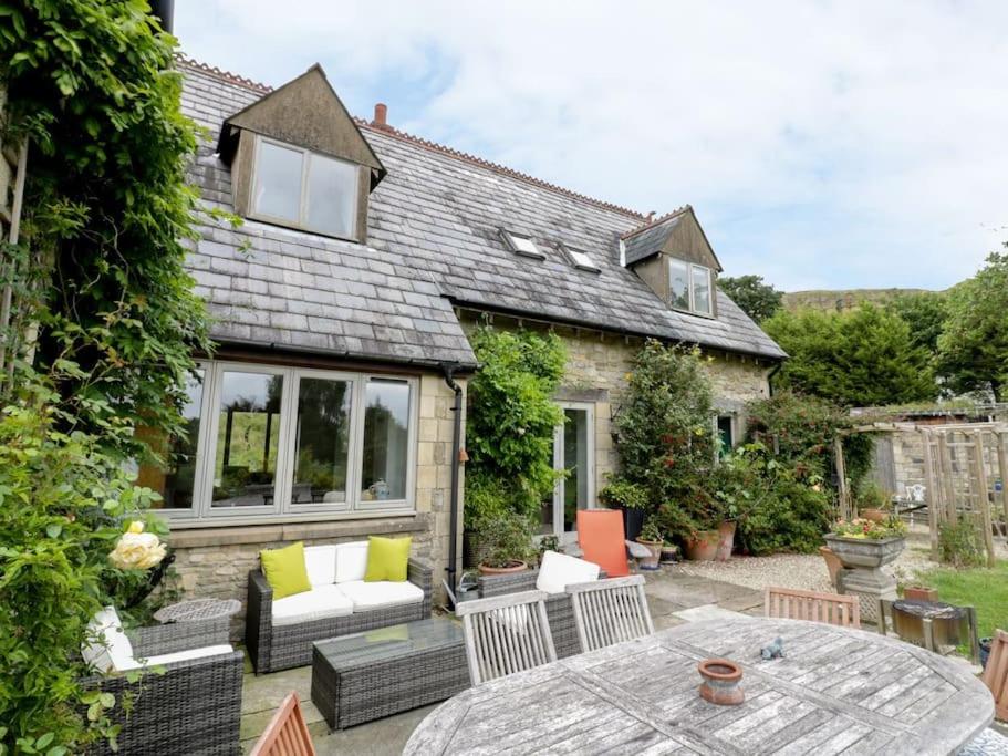 Spacious rural Cotswolds family home with mod-cons!
