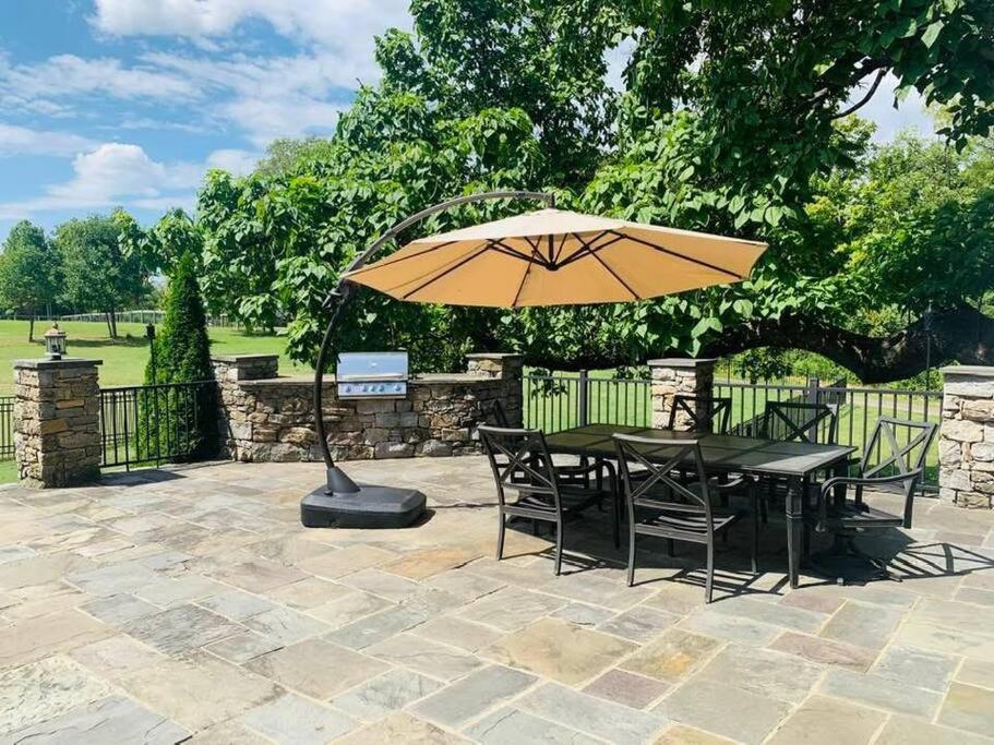 Beautiful Equestrian Estate home w/ Hot Tub! view 5