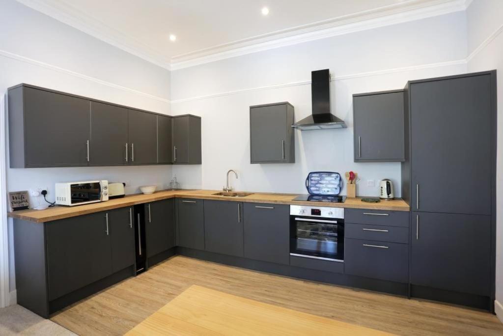 BOURNECOAST: MODERN APARTMENT NEAR TOWN/BEACH-2754